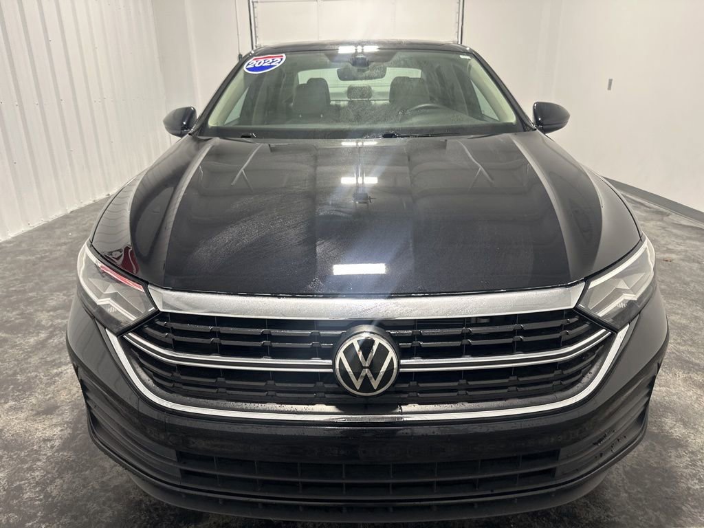 Used 2022 Volkswagen Jetta SE image 2