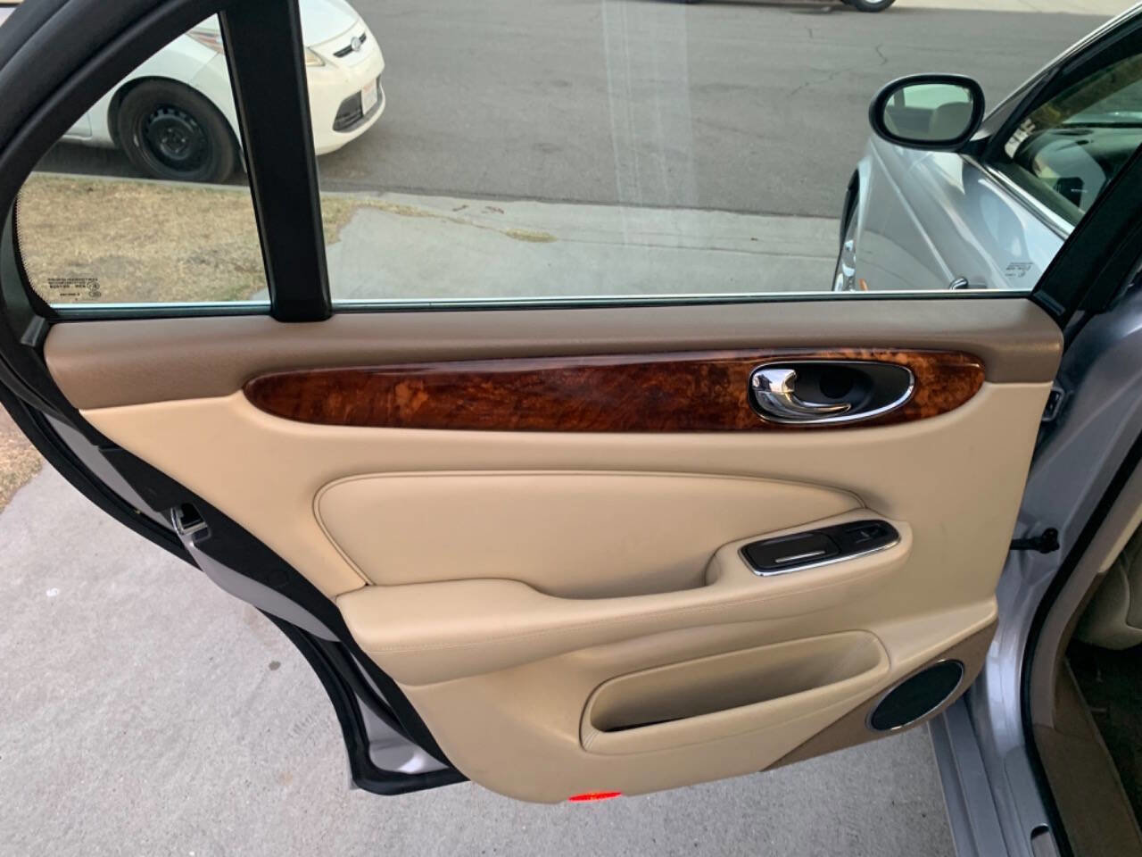 Used 2006 Jaguar XJ8 RWD image 16