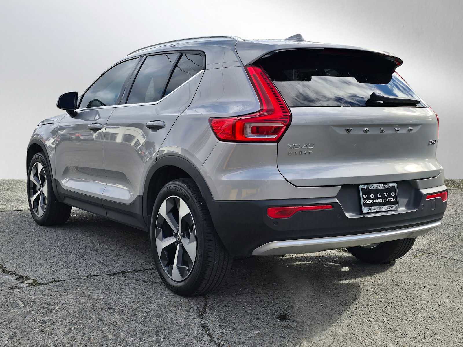 Certified 2023 Volvo XC40 B5 Plus w/ Protection Package Premier image 5