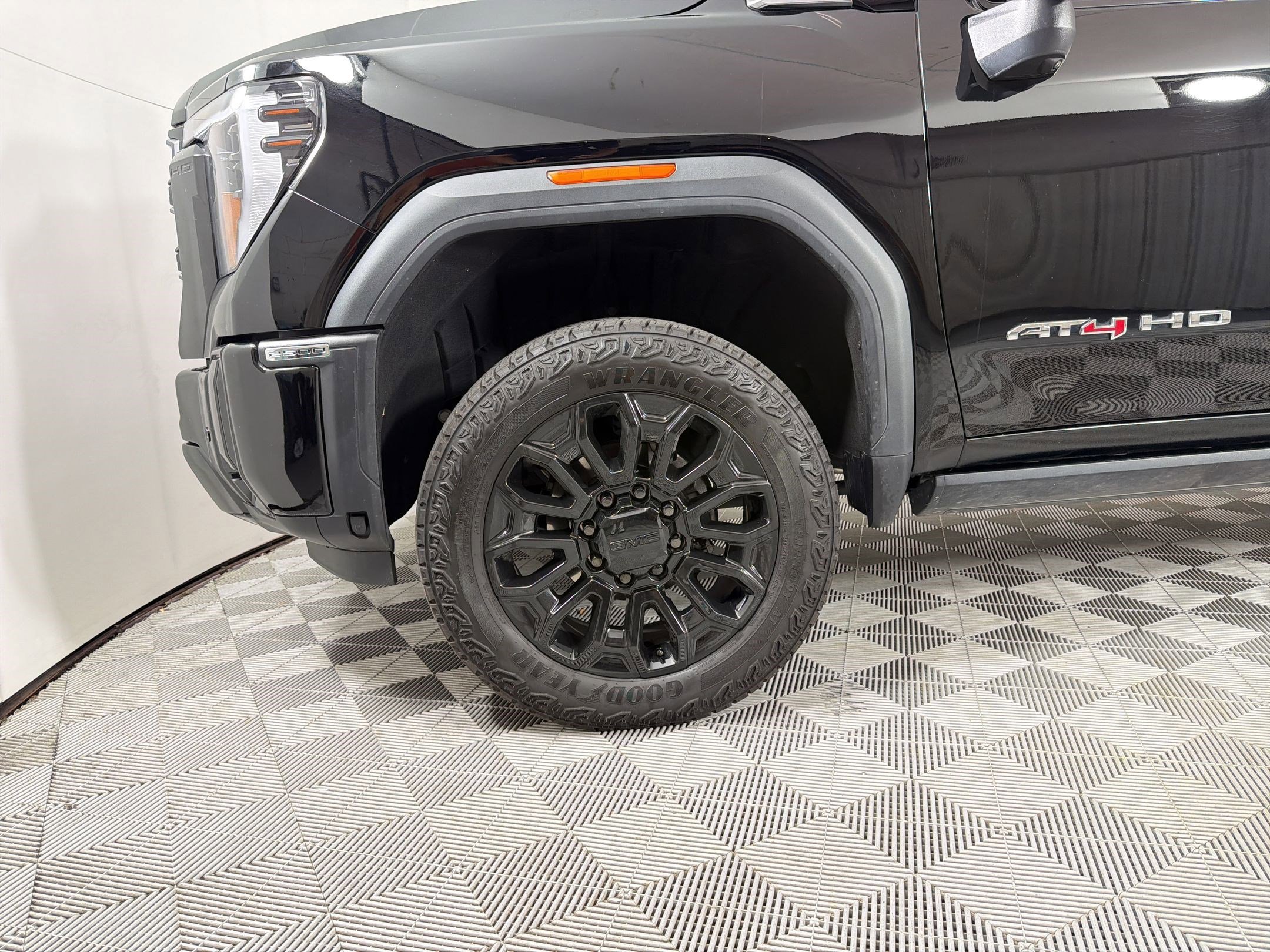 Used 2025 GMC Sierra 2500 AT4 w/ AT4 Premium Plus Package AWD/4WD image 12