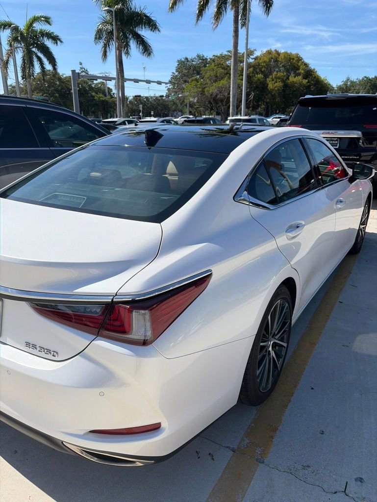 Used 2023 Lexus ES 350 w/ Premium Package FWD image 3