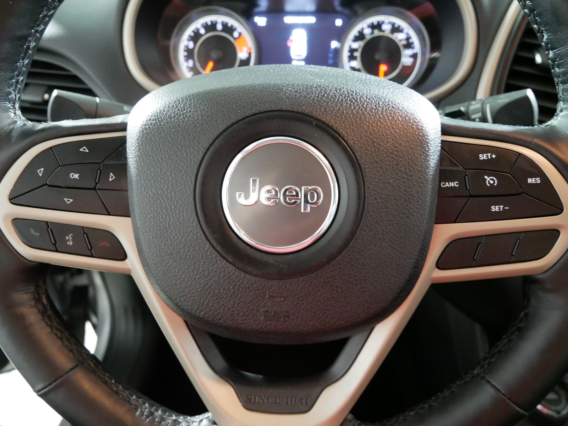 Used 2018 Jeep Cherokee Limited image 25