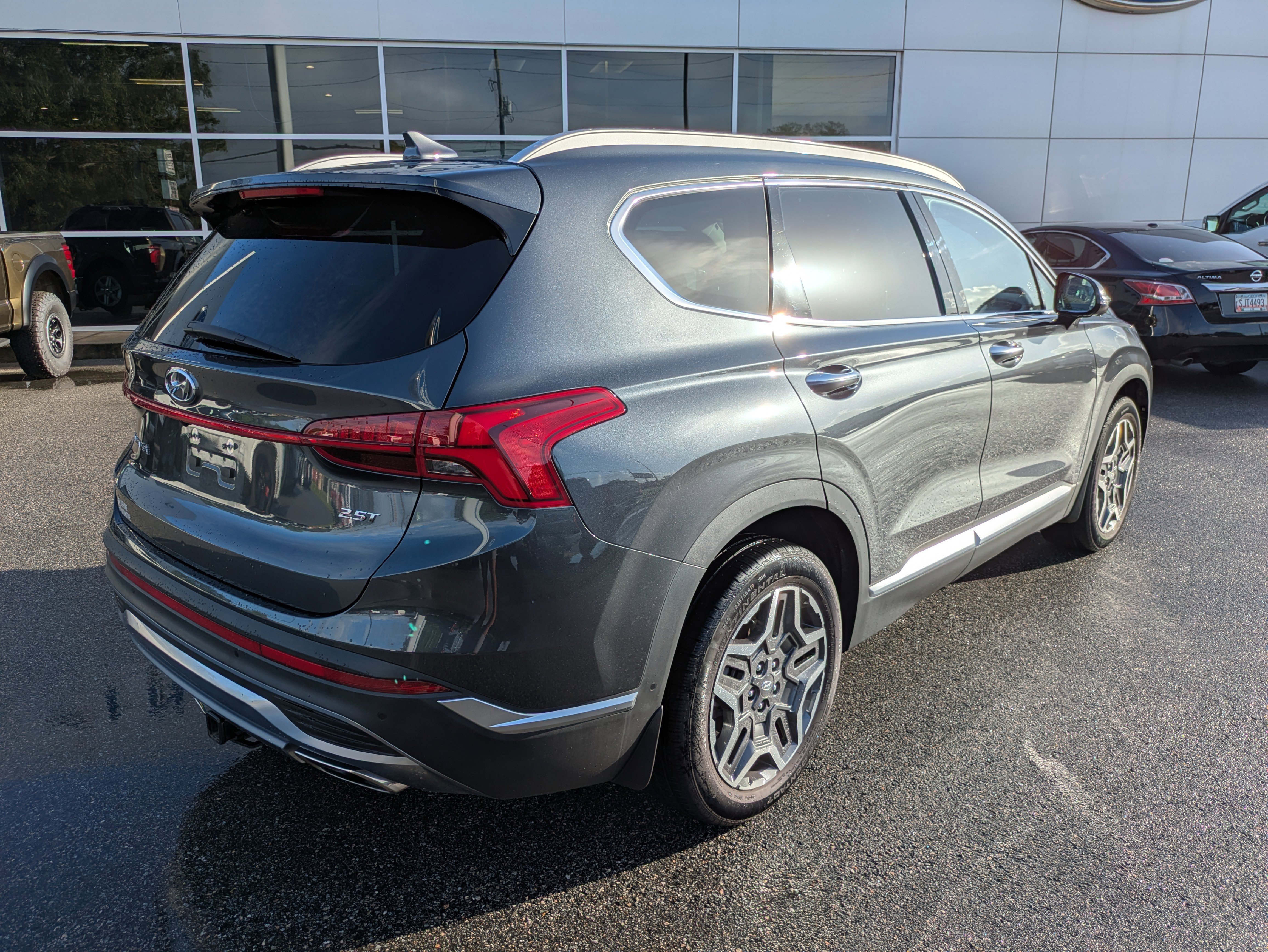 Used 2023 Hyundai Santa Fe Limited image 3