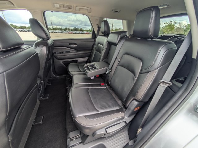 Used 2025 Nissan Pathfinder SL AWD/4WD image 17