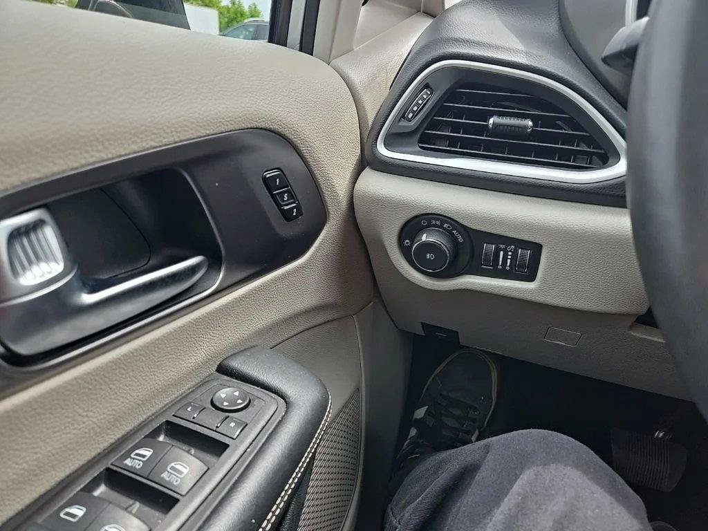 Used 2024 Chrysler Pacifica Touring-L FWD image 22