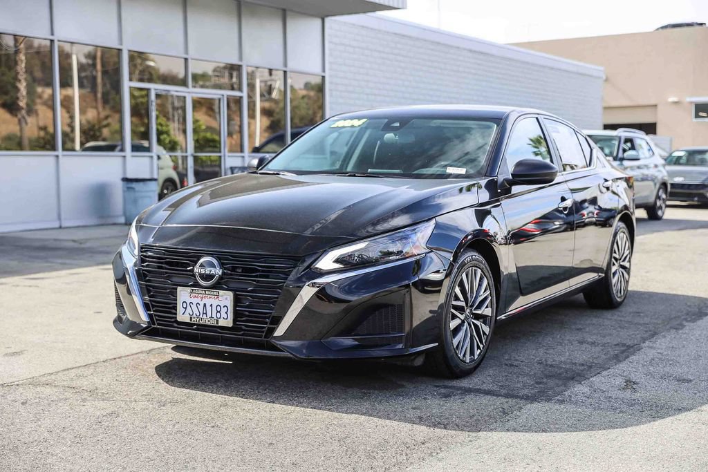 Used 2024 Nissan Altima 2.5 SV FWD image 3