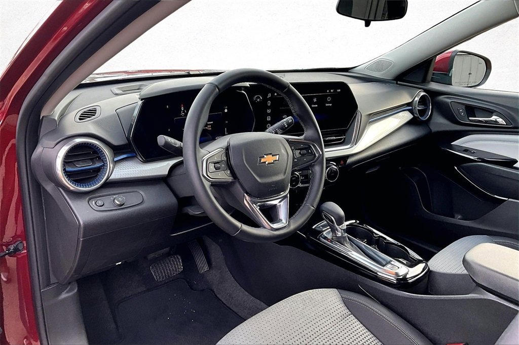 Used 2024 Chevrolet Trax LT w/ Sunroof Package image 16