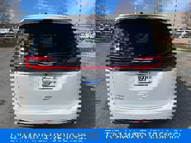 New 2026 Chrysler Pacifica Select image 4