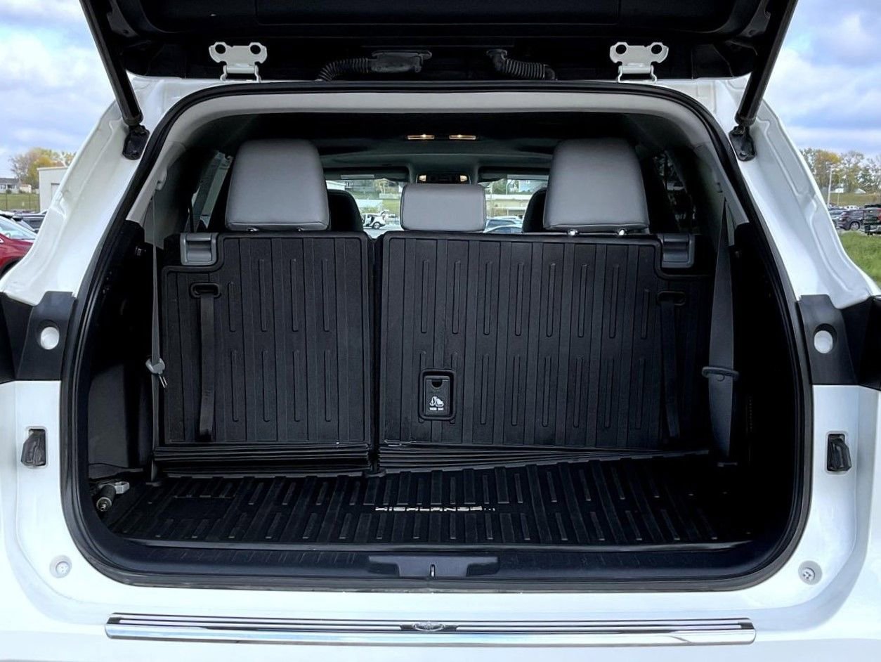 Used 2020 Toyota Highlander XLE image 14