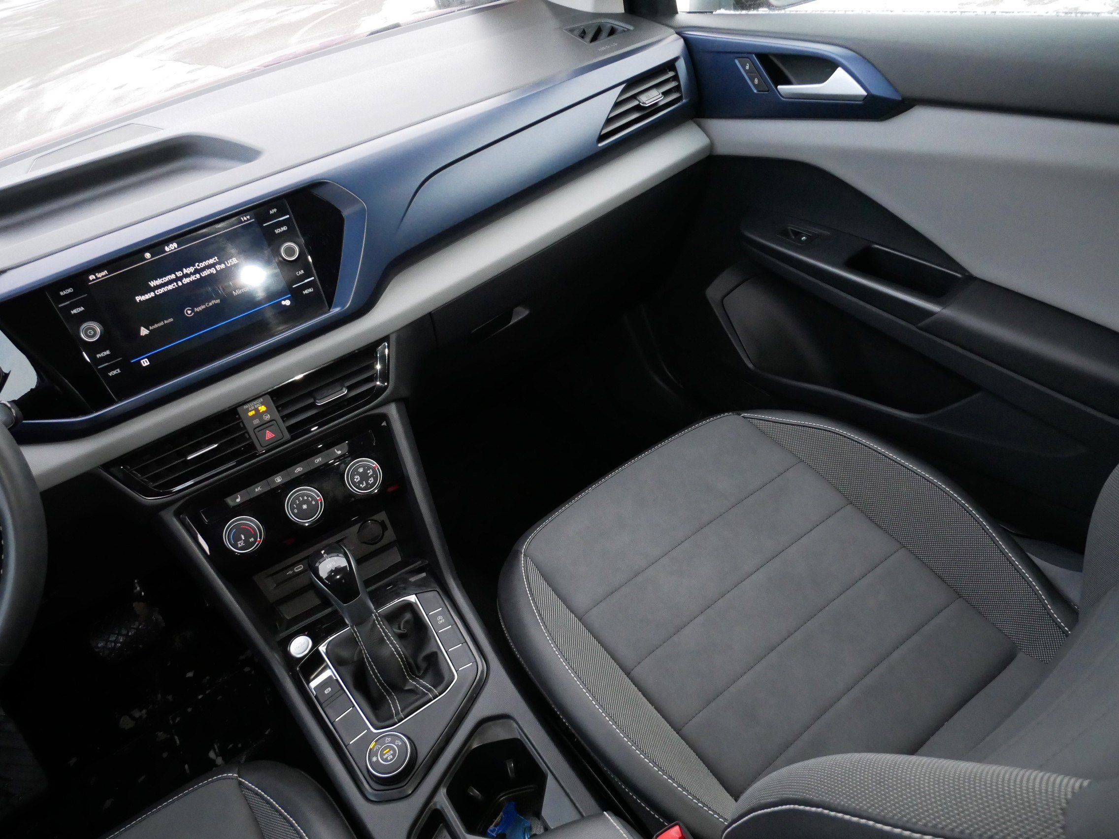 Certified 2023 Volkswagen Taos SE w/ Panoramic Sunroof Package image 11