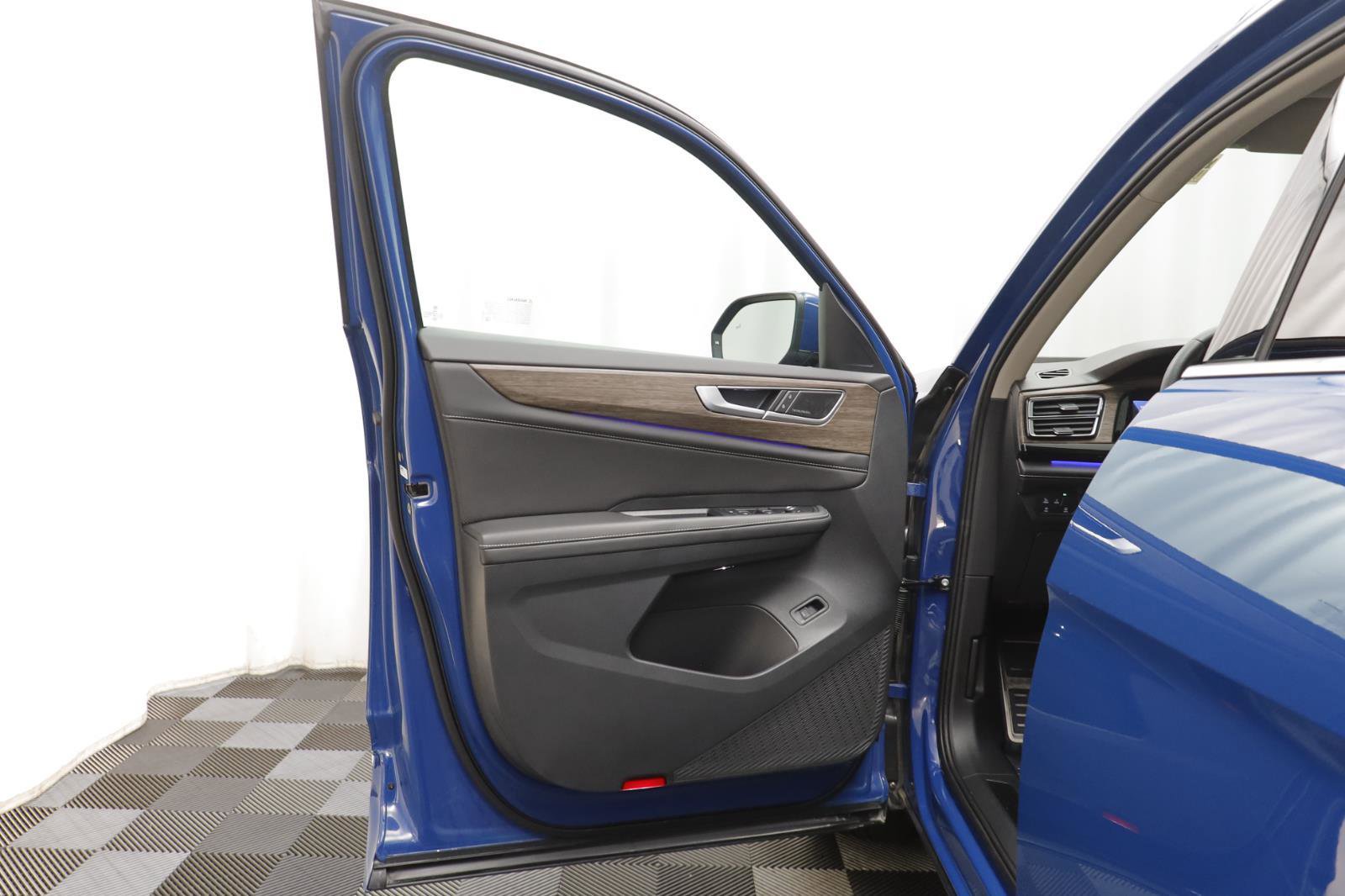 Used 2025 Volkswagen Atlas SEL Premium R-Line image 4