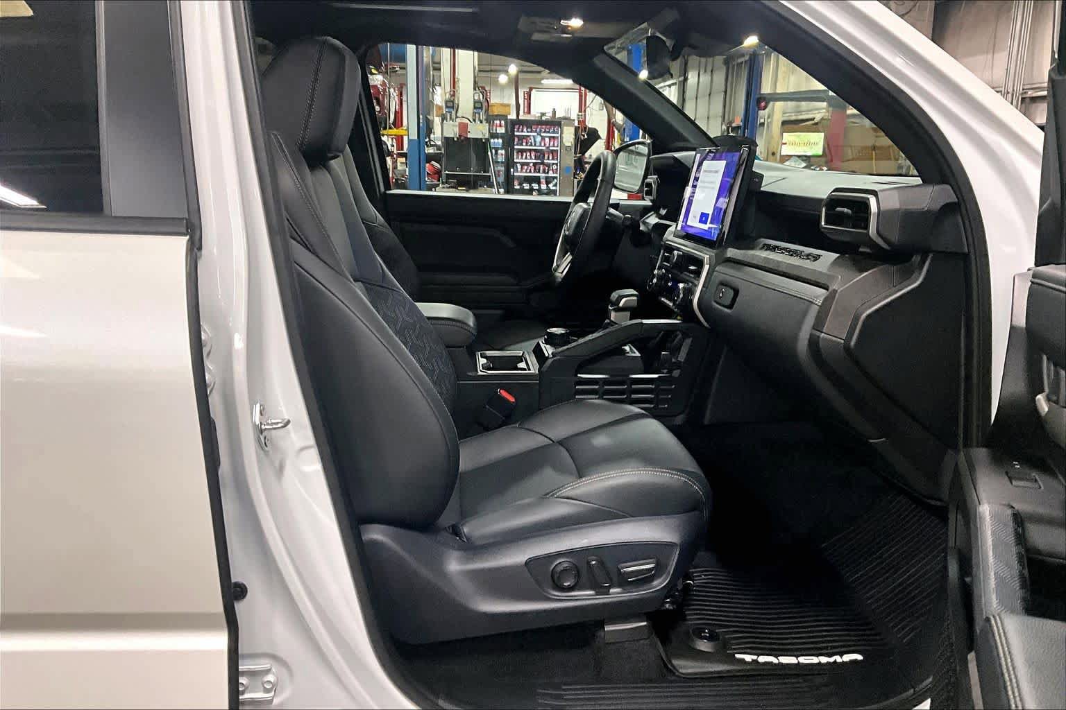 Certified 2025 Toyota Tacoma Limited AWD/4WD image 8