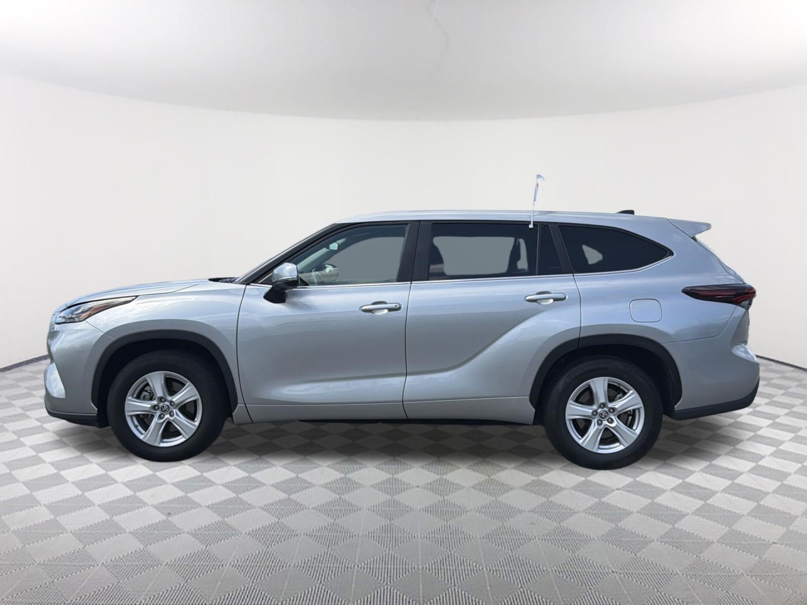 Certified 2025 Toyota Highlander LE FWD image 12