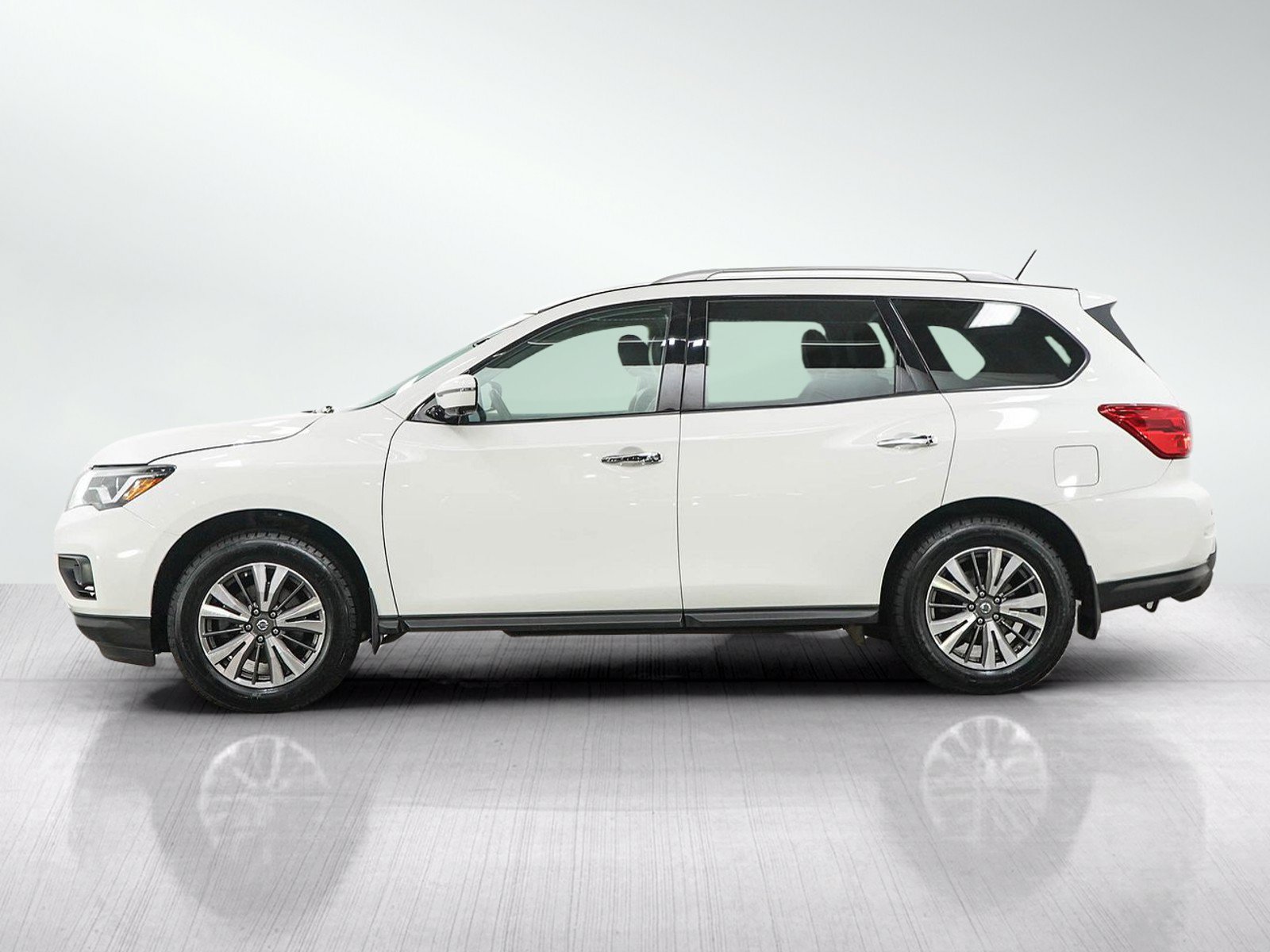 Used 2017 Nissan Pathfinder SL AWD/4WD image 2