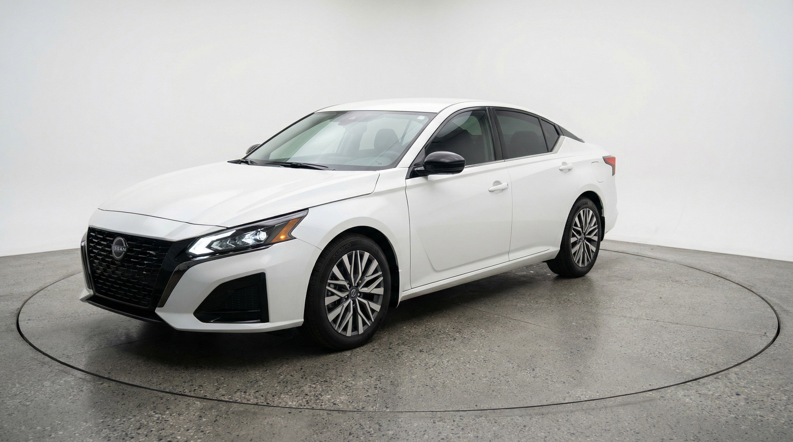 Used 2025 Nissan Altima 2.5 SV image 3