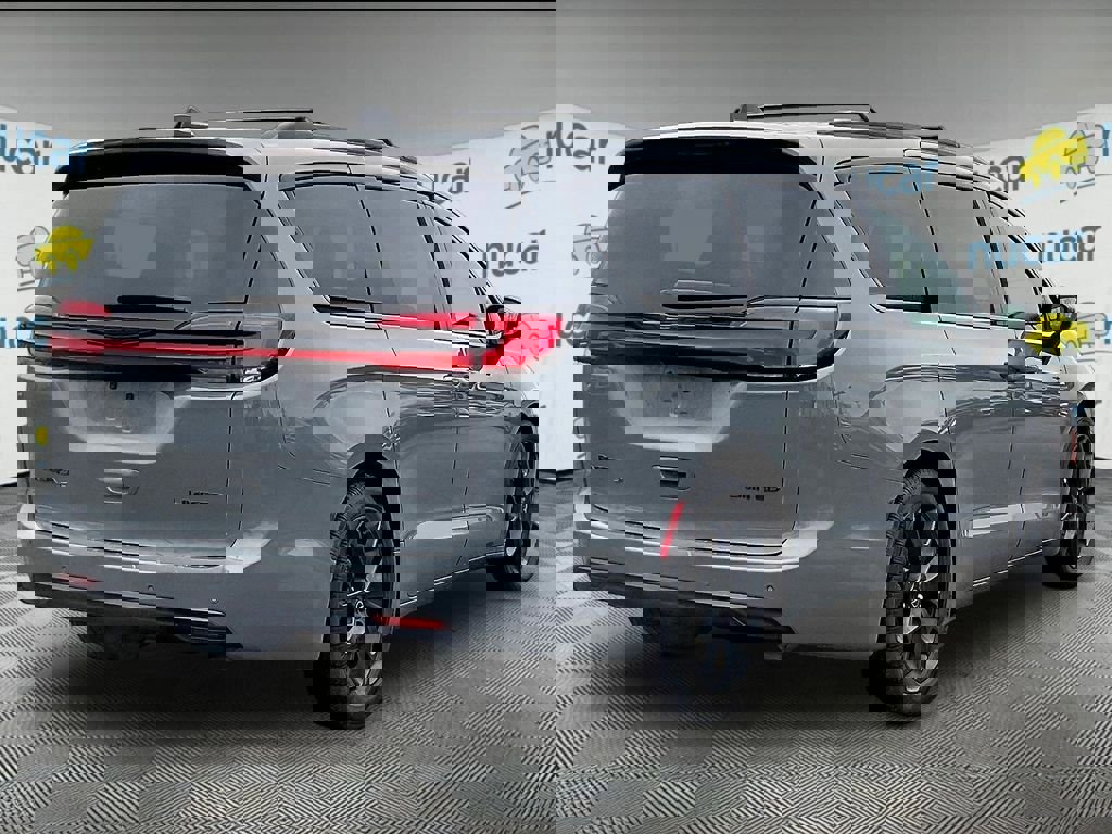 Used 2025 Chrysler Pacifica Limited FWD image 6
