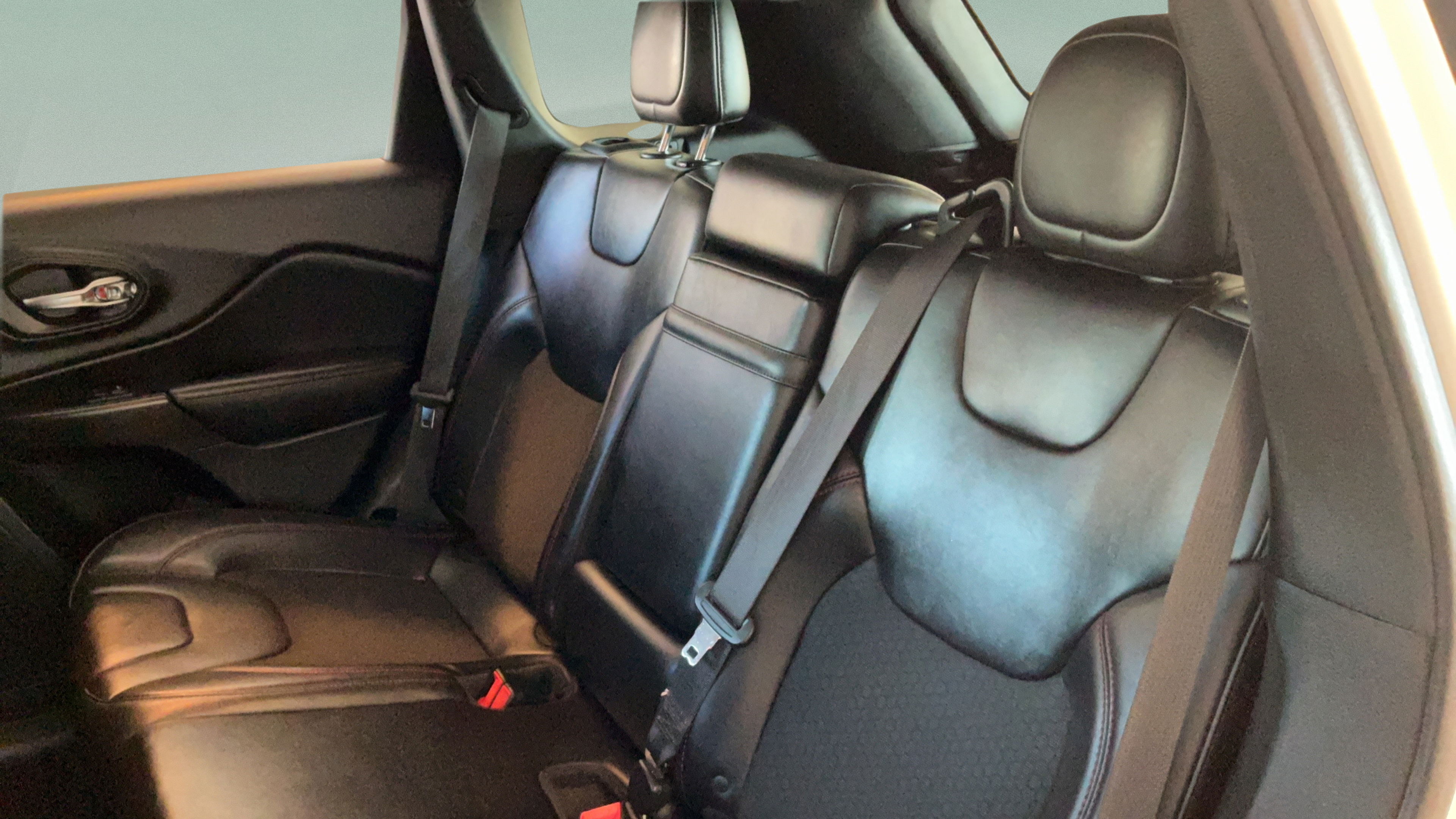 Used 2019 Jeep Cherokee Trailhawk AWD/4WD image 29