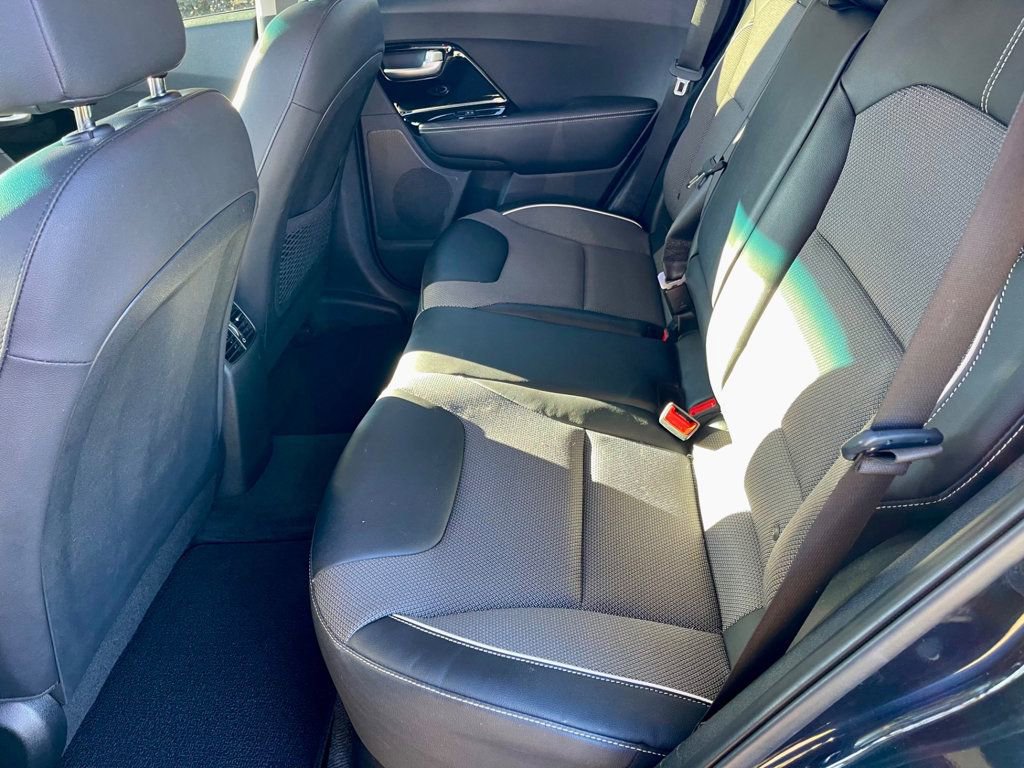 Used 2022 Kia Niro EX image 12