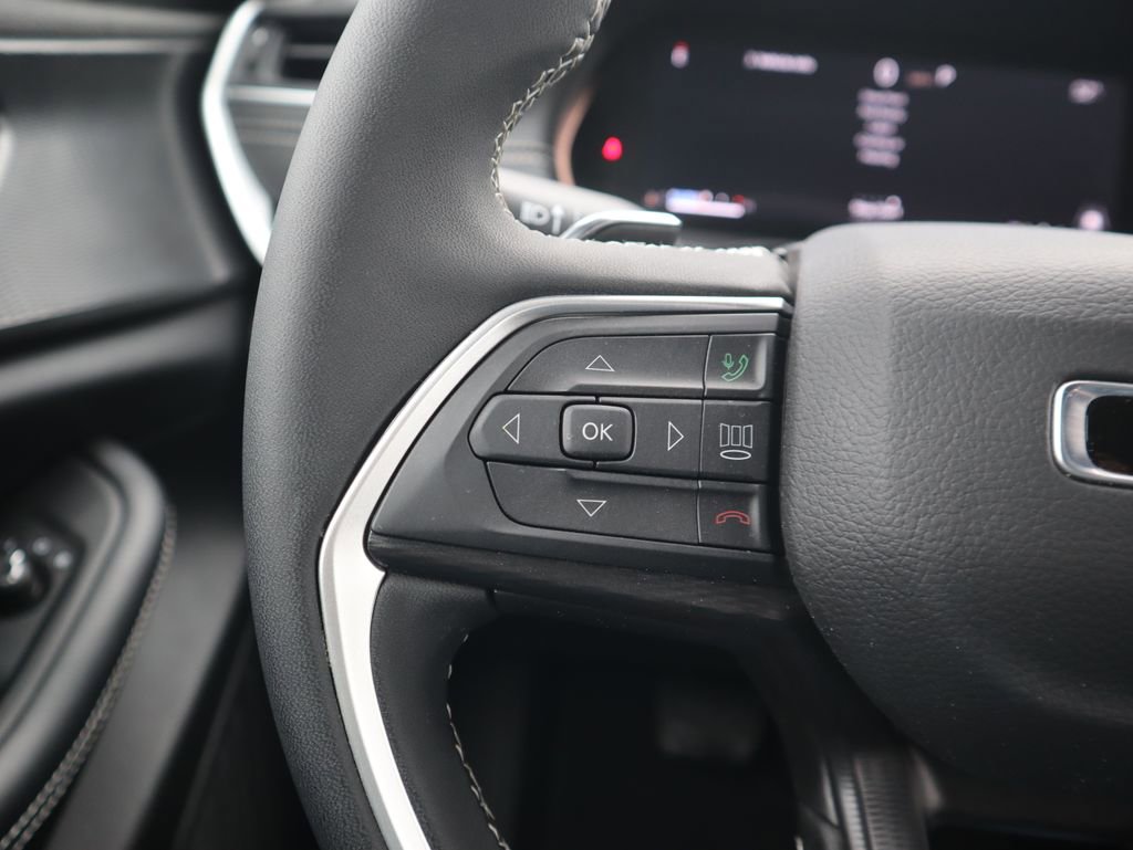 Used 2025 Jeep Grand Cherokee L Laredo image 24