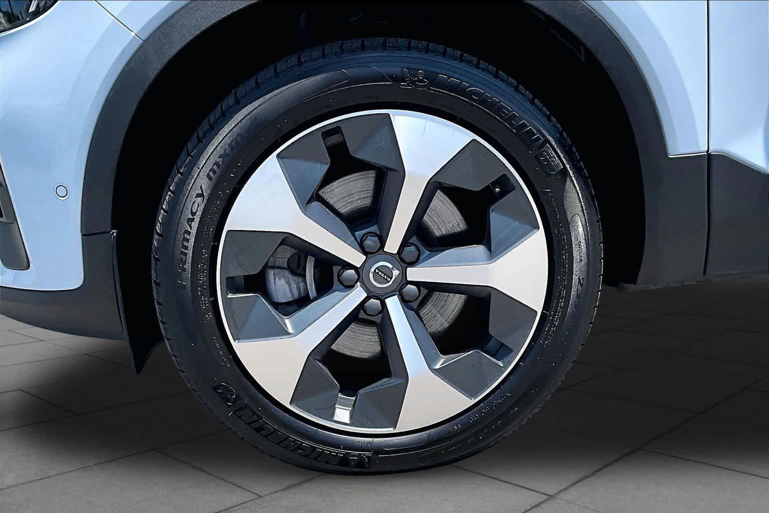 Used 2024 Volvo XC40 B5 Plus AWD/4WD image 11
