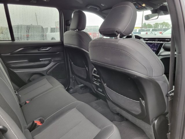 Used 2025 Jeep Grand Cherokee Laredo AWD/4WD image 28