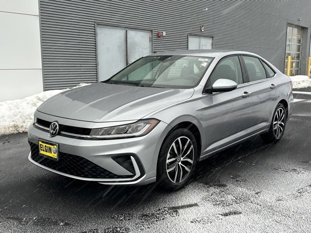 Certified 2025 Volkswagen Jetta SE image 3