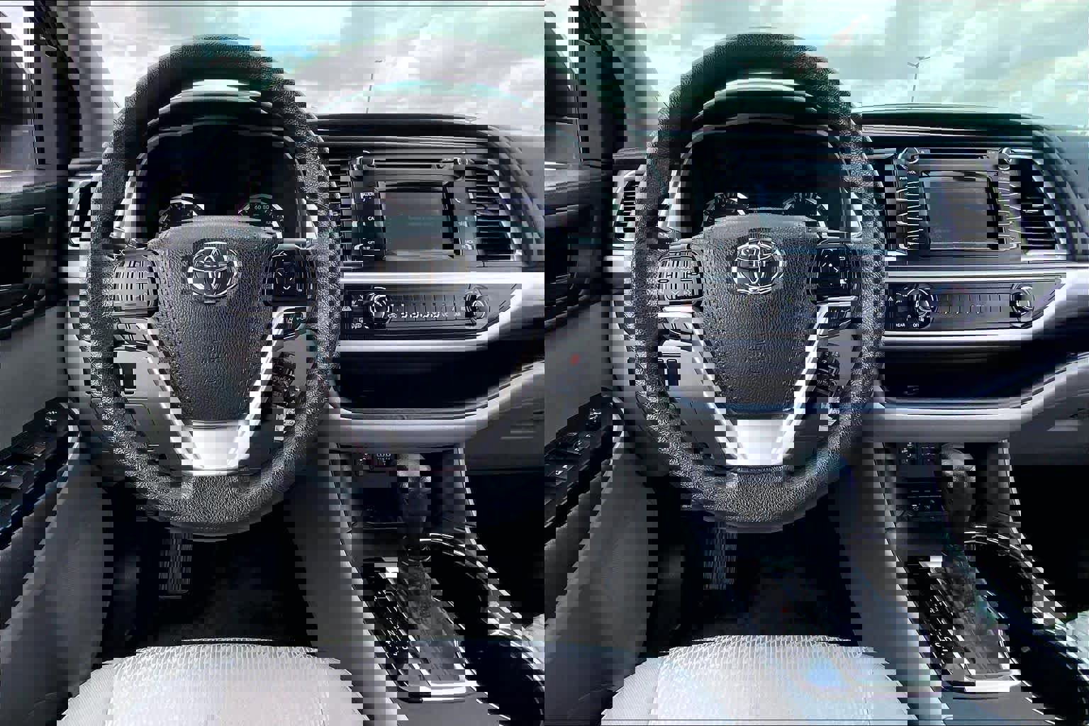 Used 2017 Toyota Highlander LE FWD image 6