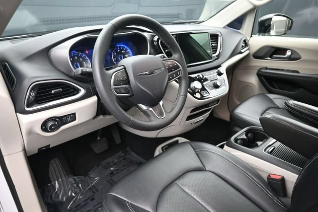 Used 2024 Chrysler Pacifica Touring-L FWD image 12