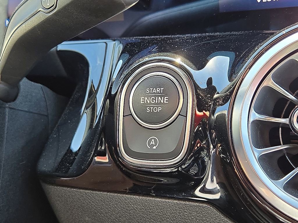 Used 2025 Mercedes-Benz GLA 250 image 32