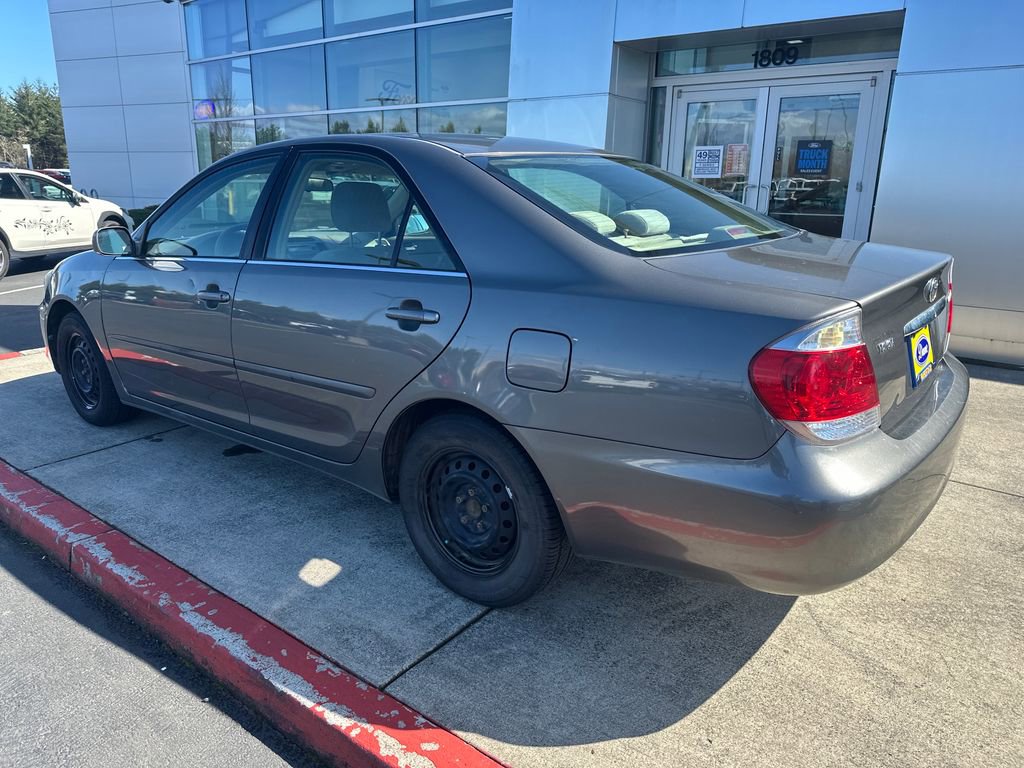 Used 2005 Toyota Camry LE FWD image 2