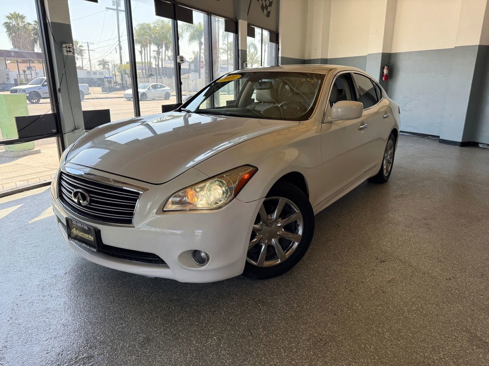 Used 2011 INFINITI M37 w/ Deluxe Touring Pkg RWD image 3