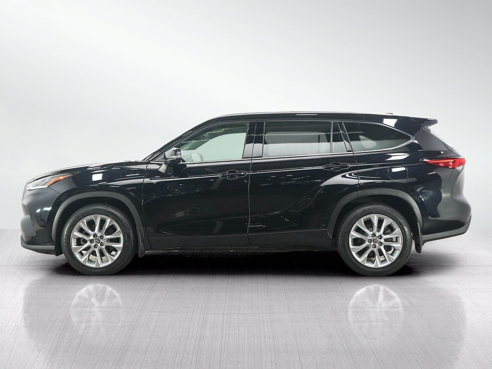 Used 2022 Toyota Highlander Limited AWD/4WD image 2