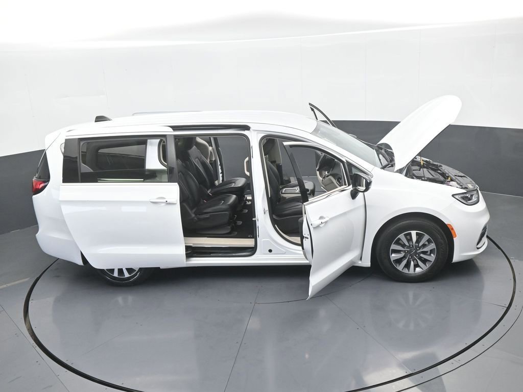 Used 2024 Chrysler Pacifica Select image 65