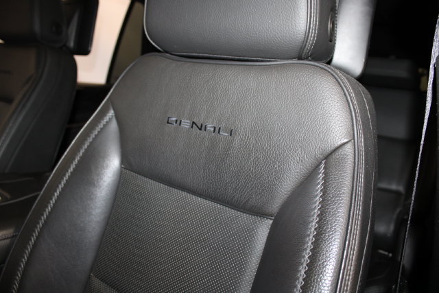 Used 2021 GMC Yukon Denali w/ Denali Premium Package AWD/4WD image 8