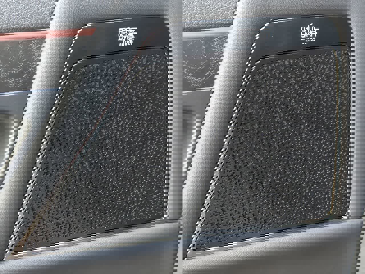 Used 2025 Lexus LX 600 4WD w/ Premium Package image 32