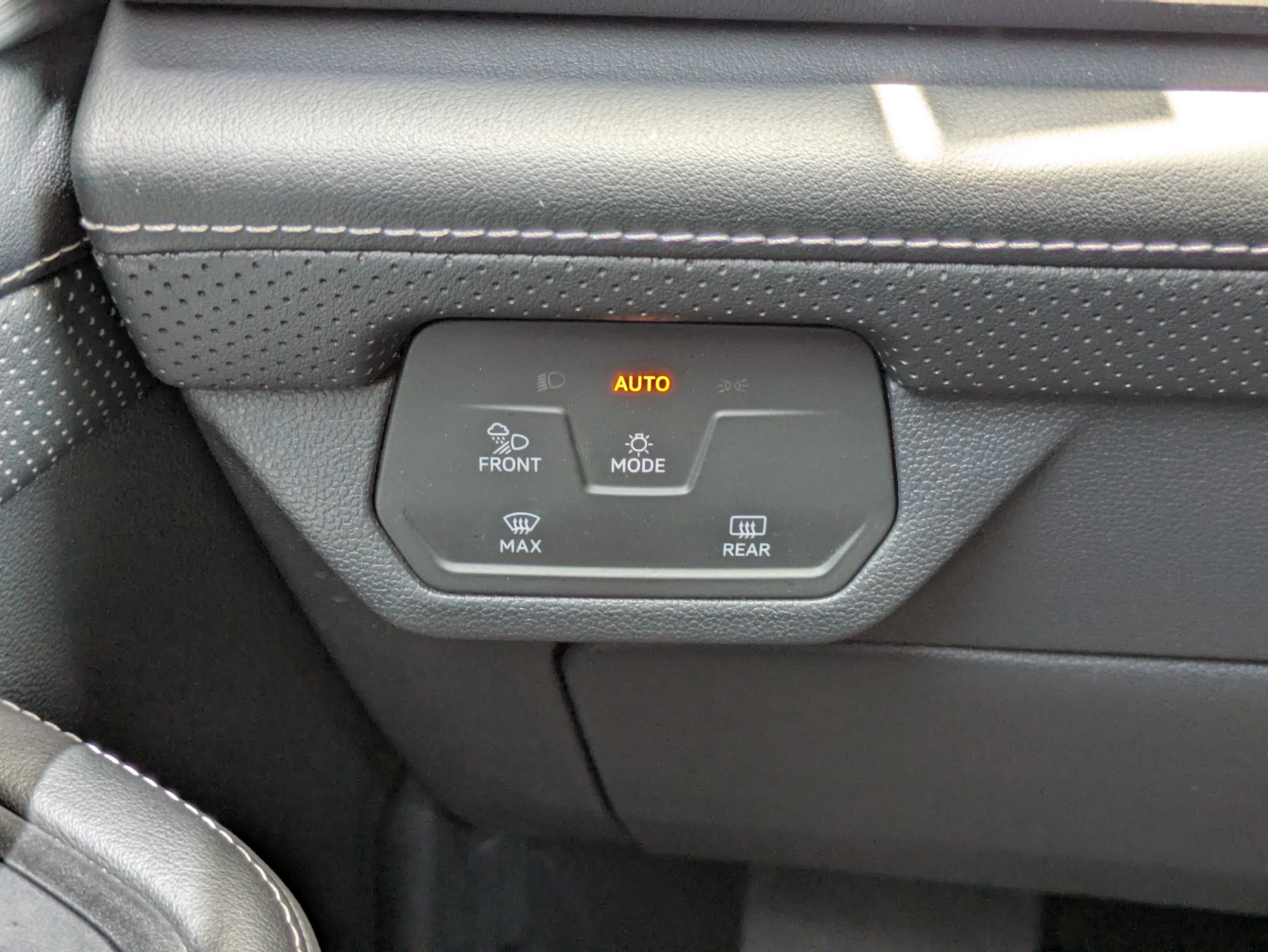 Used 2024 Volkswagen Atlas Cross Sport SE FWD image 35