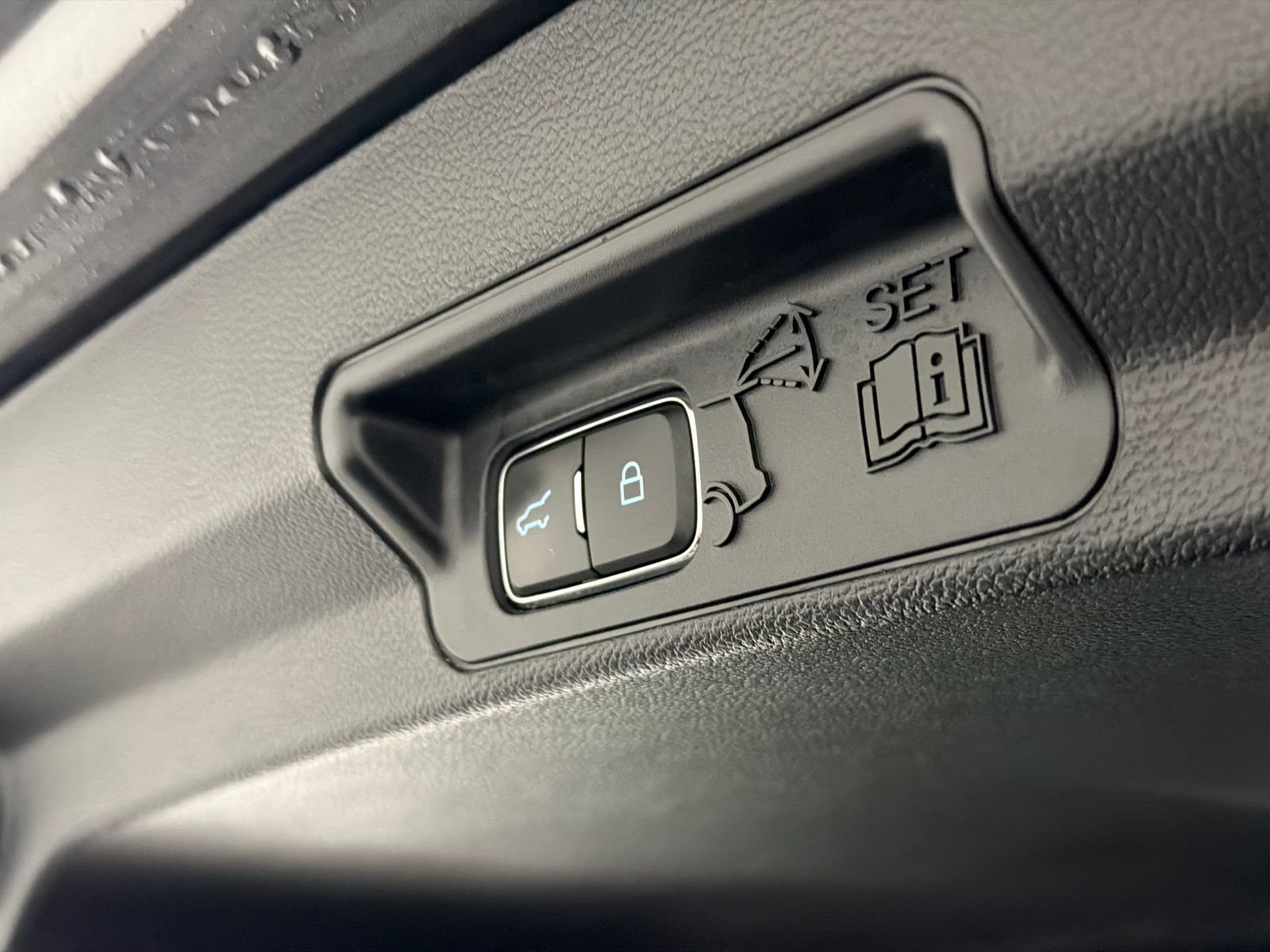 Used 2020 Ford Explorer XLT w/ Comfort Package image 9