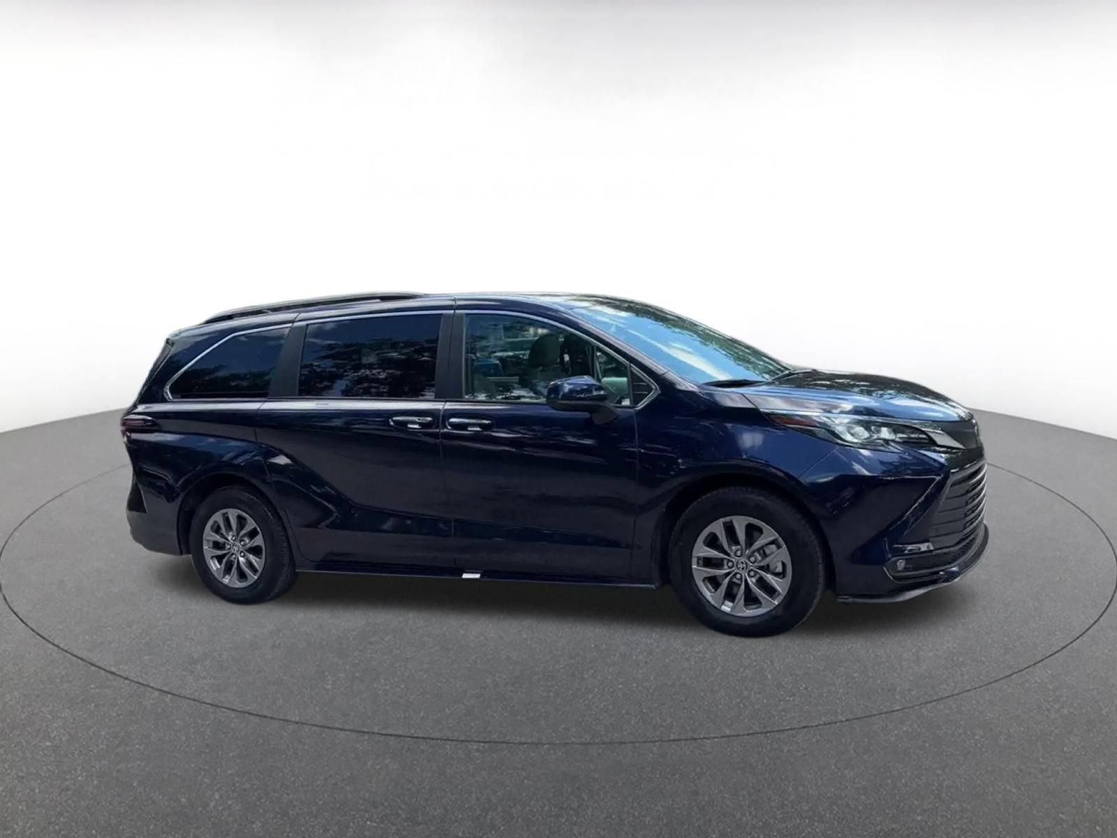 Used 2025 Toyota Sienna XLE FWD video 2
