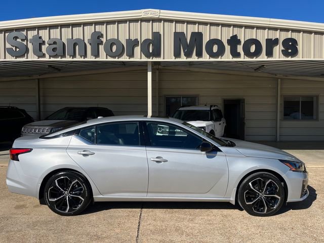 Used 2024 Nissan Altima 2.5 SR w/ SR Premium Package image 1