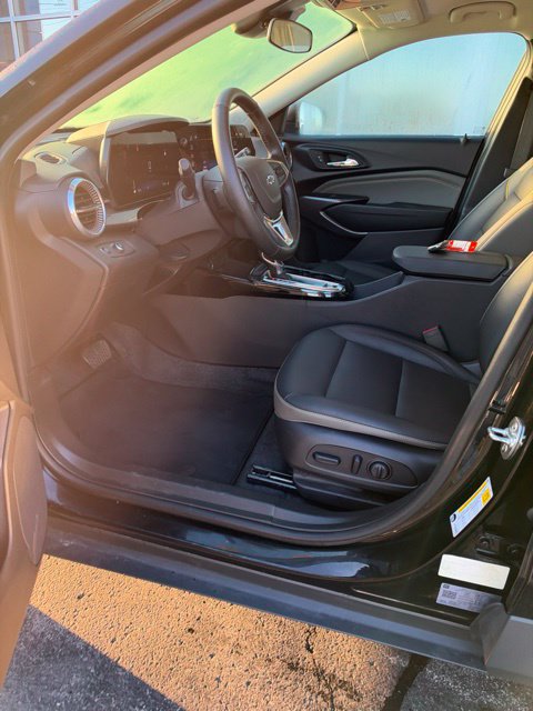 Used 2025 Chevrolet Trax ACTIV FWD image 8
