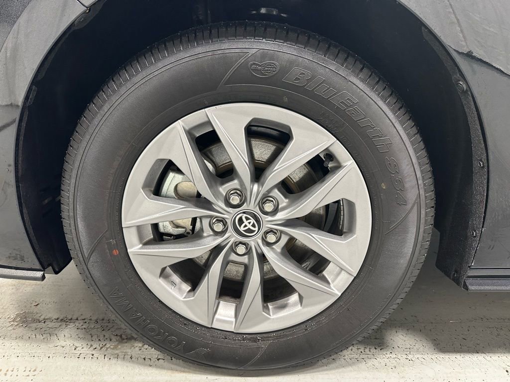 Used 2025 Toyota Sienna XLE image 68