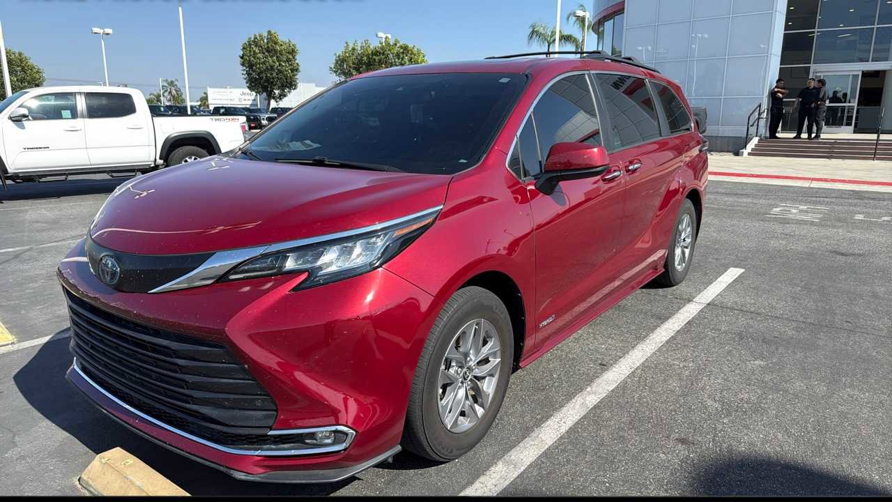 Used 2021 Toyota Sienna XLE w/ XLE Plus Package image 1