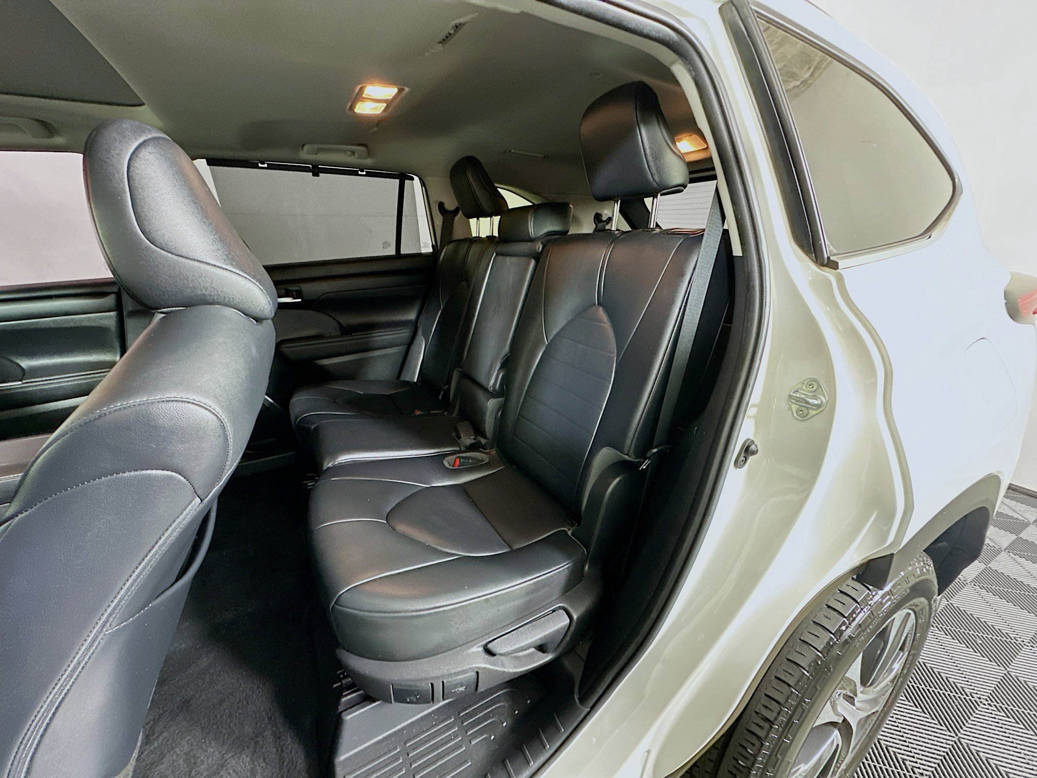 Used 2021 Toyota Highlander XLE image 25