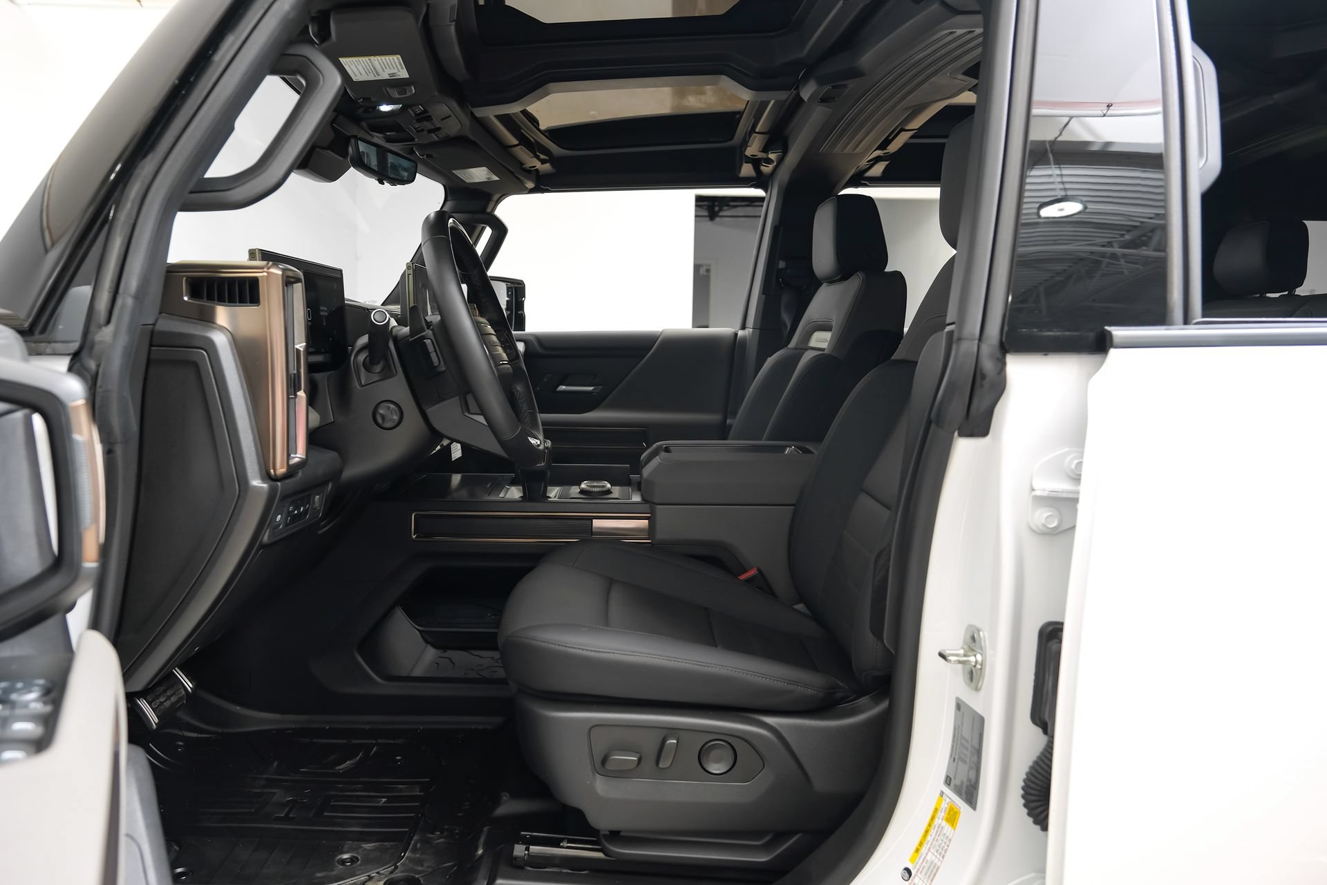Used 2025 GMC Hummer EV 2X w/ LPO, Sport Package AWD/4WD image 4