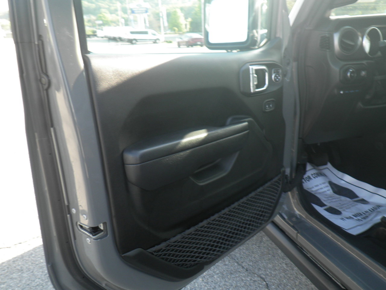 Used 2023 Jeep Wrangler Unlimited w/ Sun & Screen Package AWD/4WD image 17