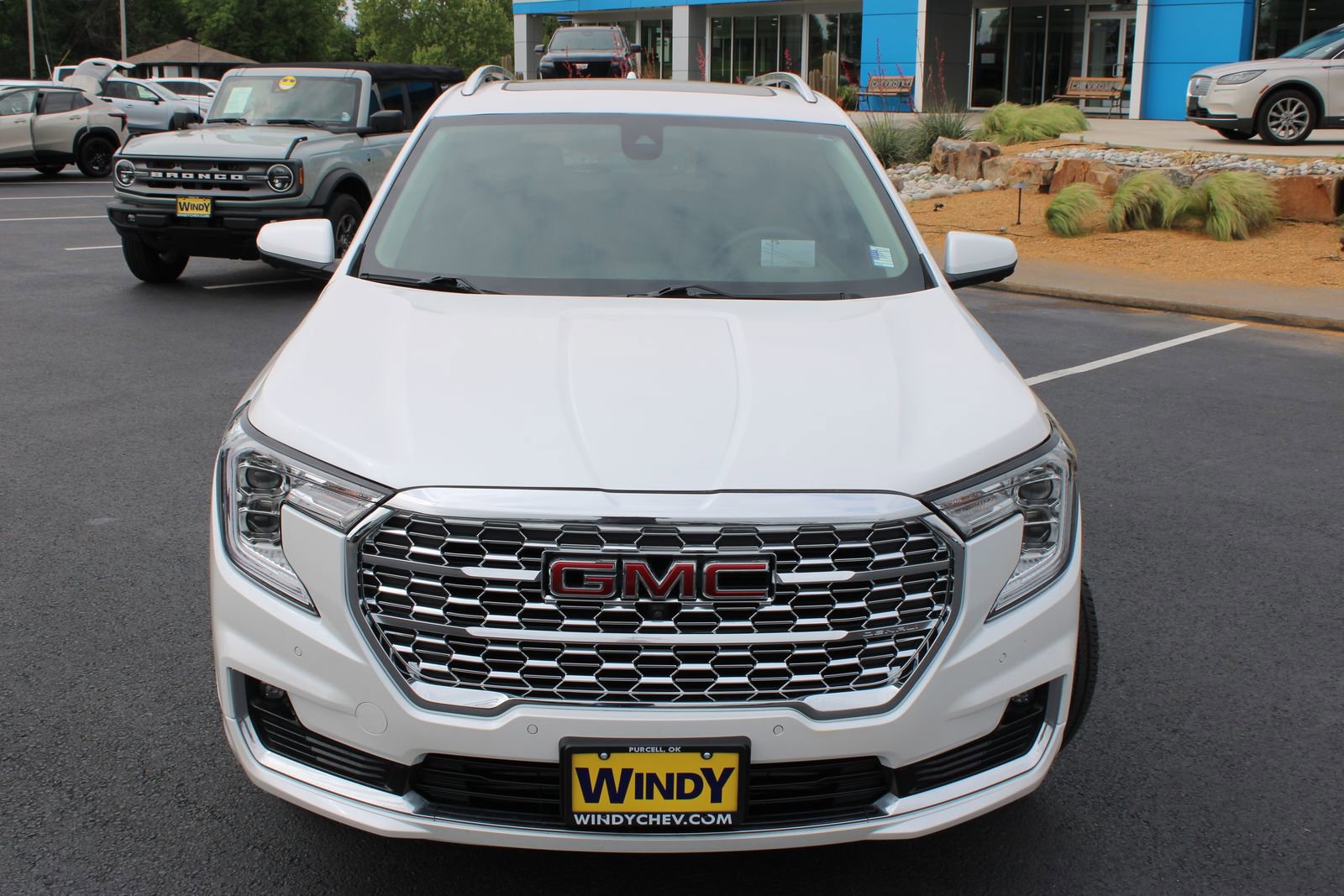 Used 2023 GMC Terrain Denali w/ Denali Premium Package AWD/4WD image 3