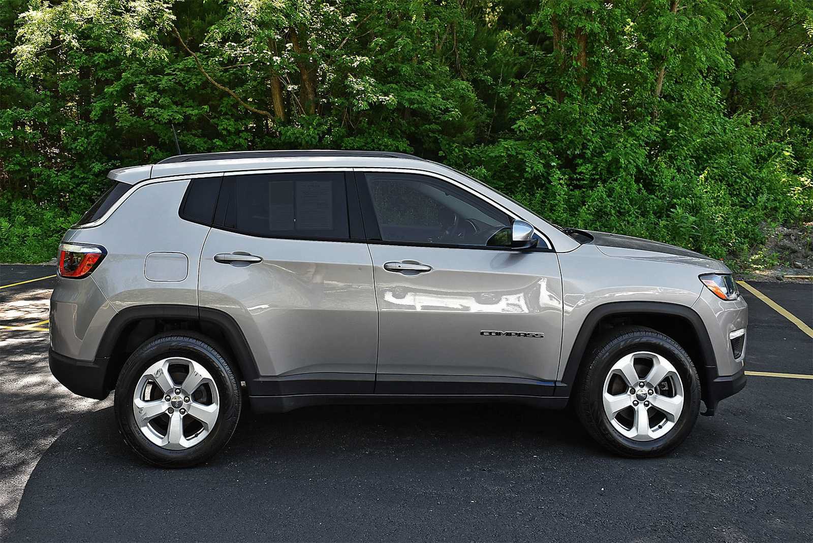 Used 2017 Jeep Compass Latitude AWD/4WD image 6