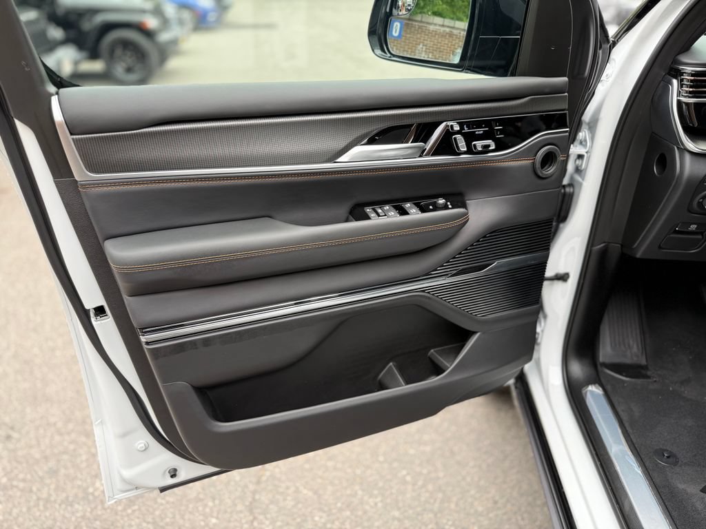 New 2026 Jeep Grand Wagoneer Summit AWD/4WD image 18