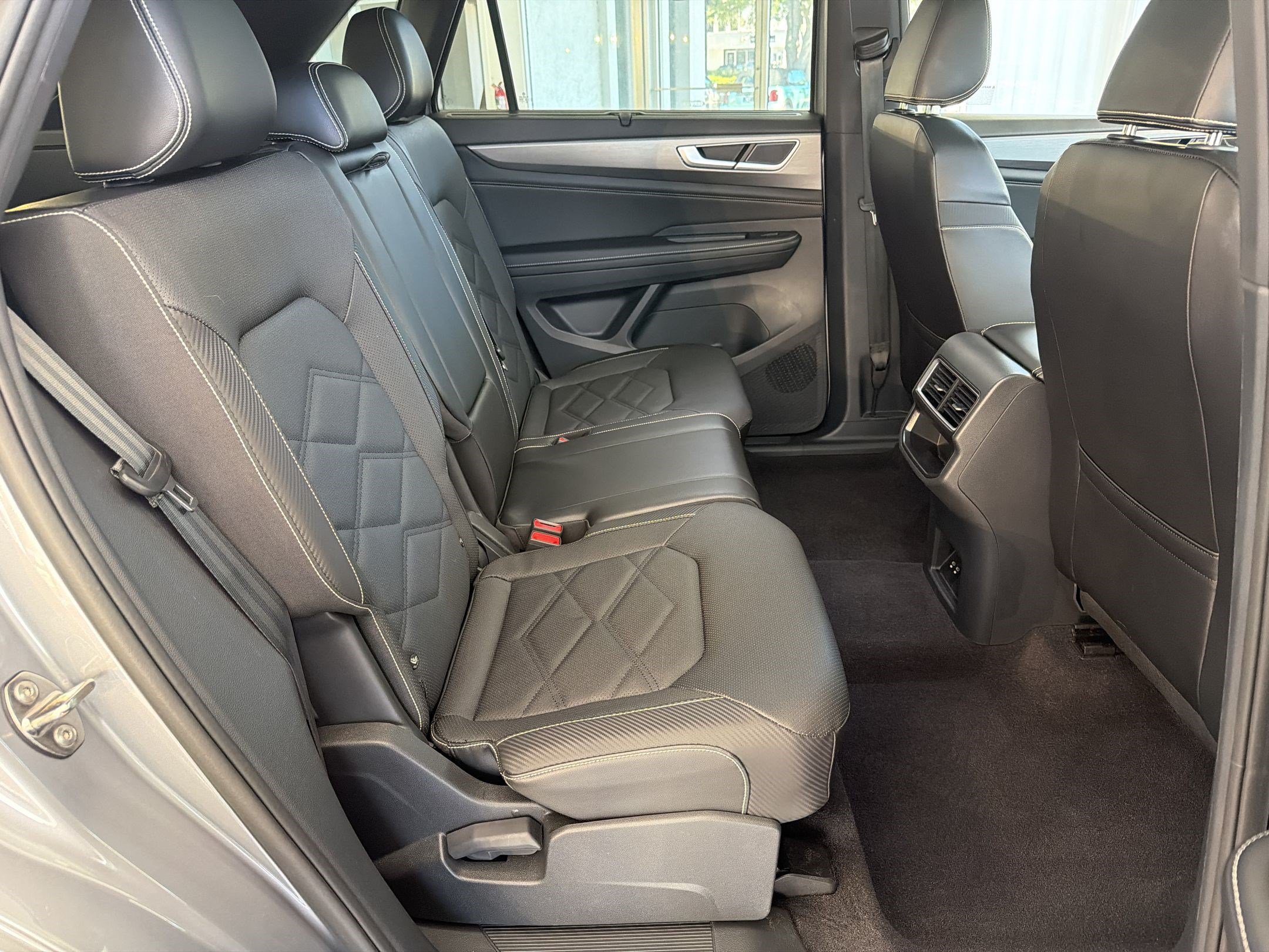 Used 2024 Volkswagen Atlas Cross Sport SE FWD image 31