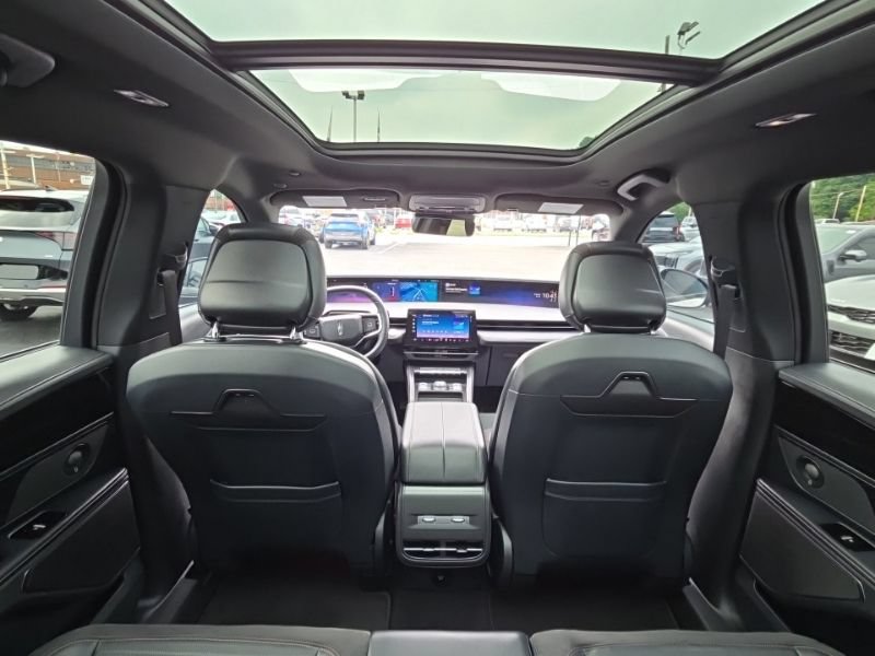 Used 2025 Lincoln Nautilus Reserve w/ Jet Appearance Package AWD/4WD image 11